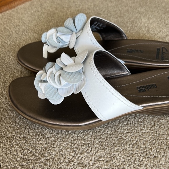 EUC Clarks white sandal - Picture 2 of 4